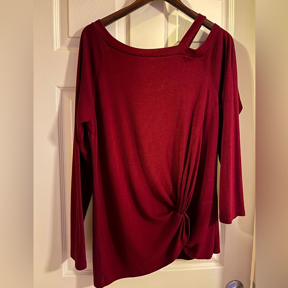 NWOT ♥️Gorgeous Cold Shoulder Strap Top♥️